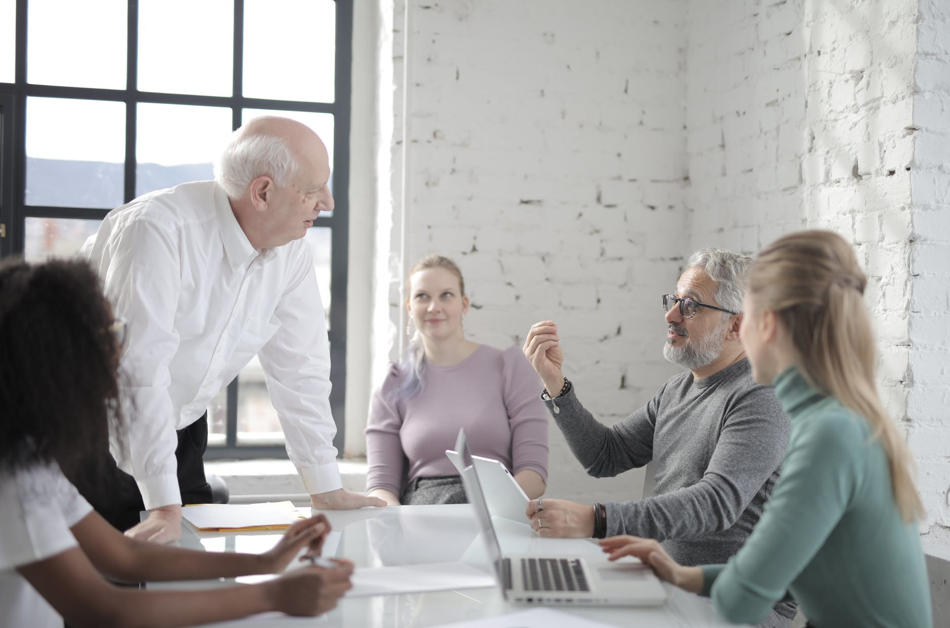 image de dos personas analizando el servicio de iNetworking