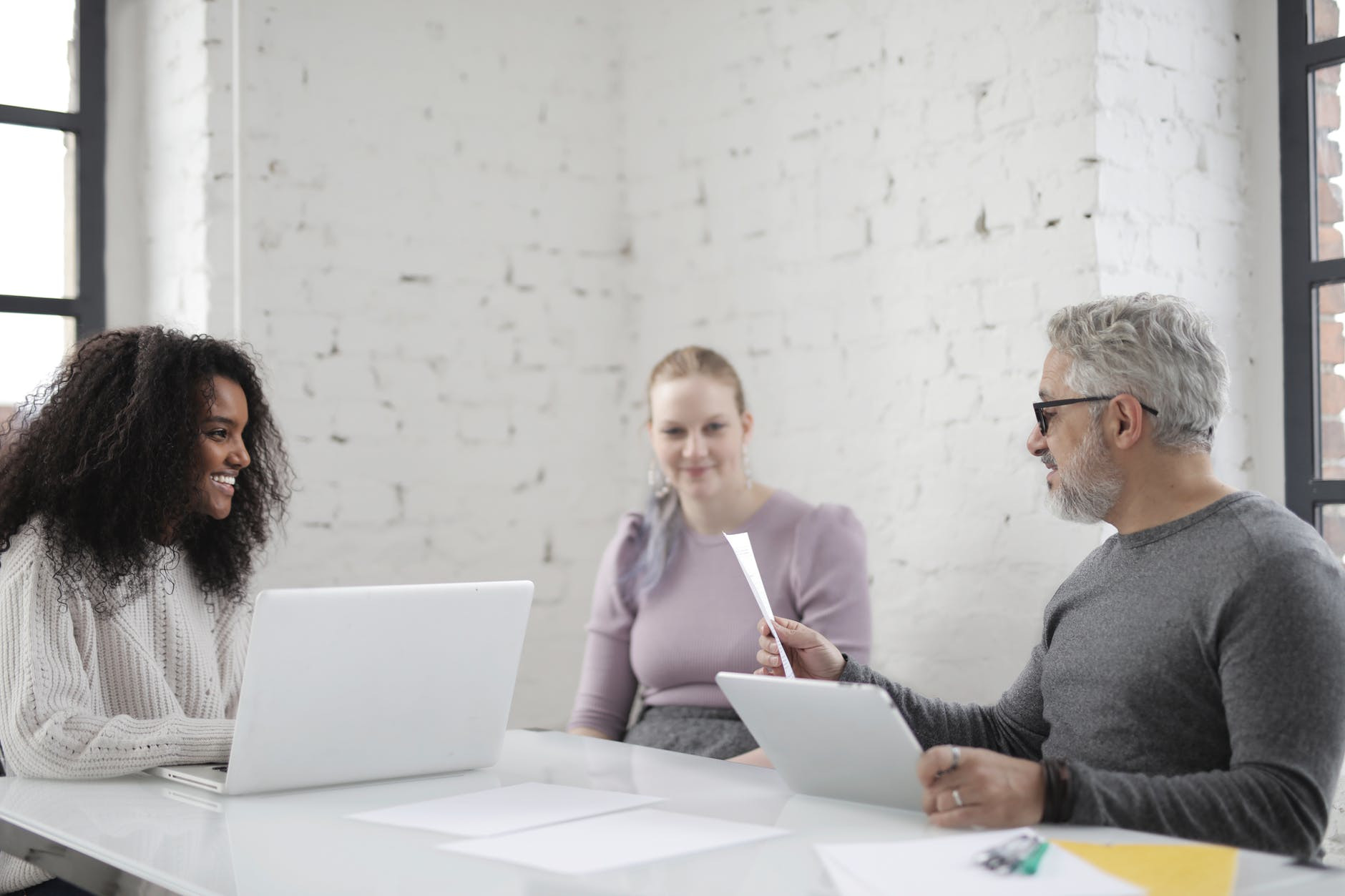 imagen de varias personas reunidas con la metodología CoWorking online de Funteso - Sinergialia