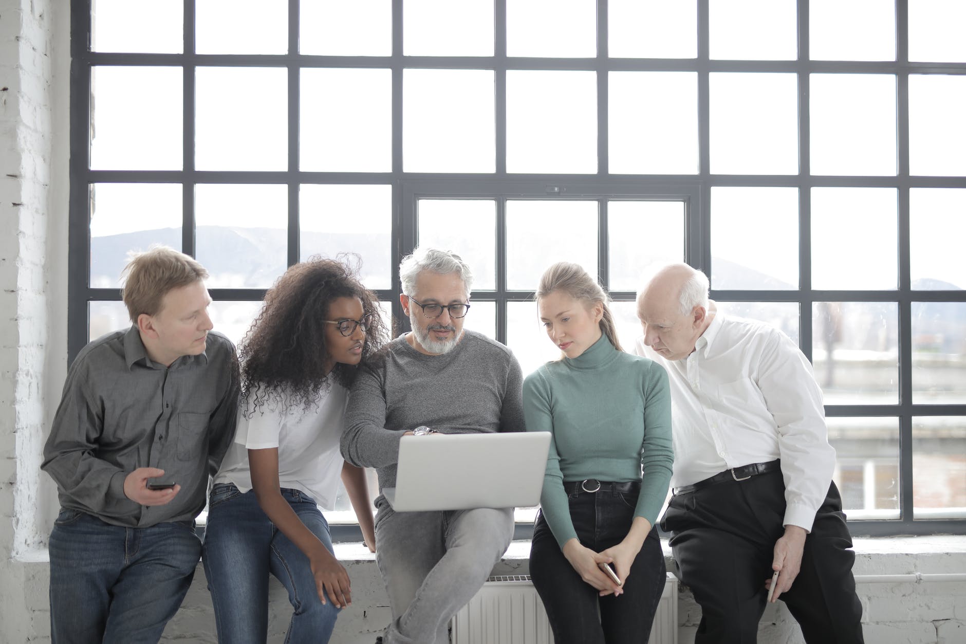 imagen de varias personas reunidas con la metodología CoWorking online de Funteso - Sinergialia