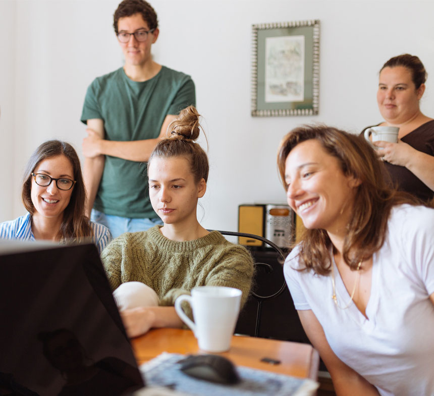 imagen de varias empresas trabajando codo con codo