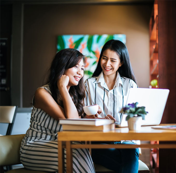 imagen de dos mujeres contentas por pertenecer a Sinergialia Hub Funteso