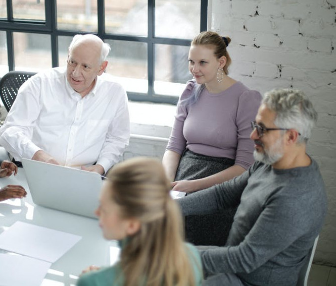 Imagen que refleja una situación cotidiana del Hub empresarial Funteso, con profesionales colaborando.